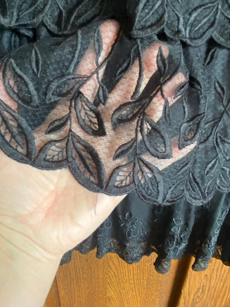 Minissaia preta de renda com babados escalonados, estilo romântico ou coquette – photo 5